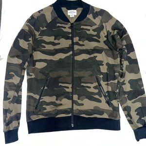 Urban Heritage sweater size M